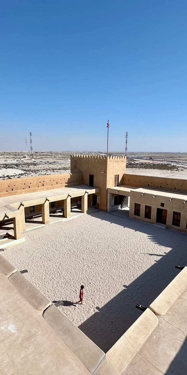 Fort al zubara w katarze na tle pustynnego krajobrazu pod bezchmurnym niebem