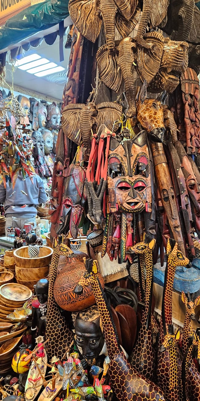 Stoisko z afrykańskimi maskami i rękodziełem w dubai global village w dubaju