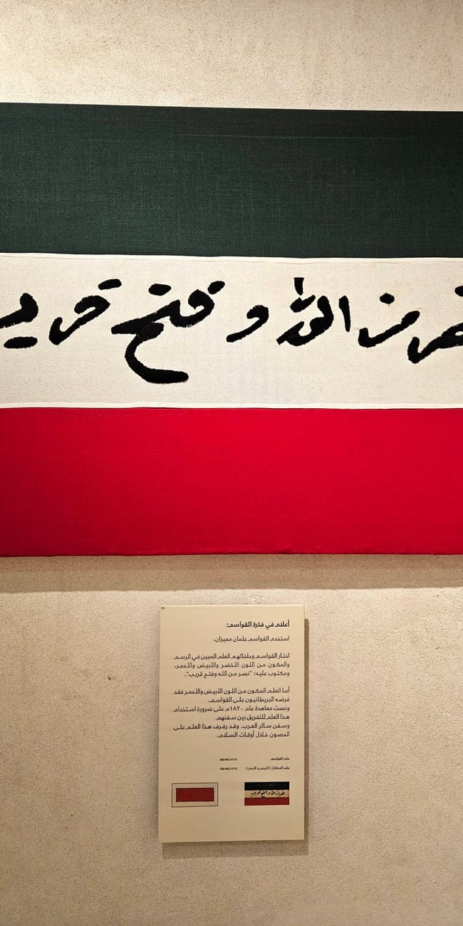 Flaga kuwejtu z napisem arabskim w sharjah fort, uae
