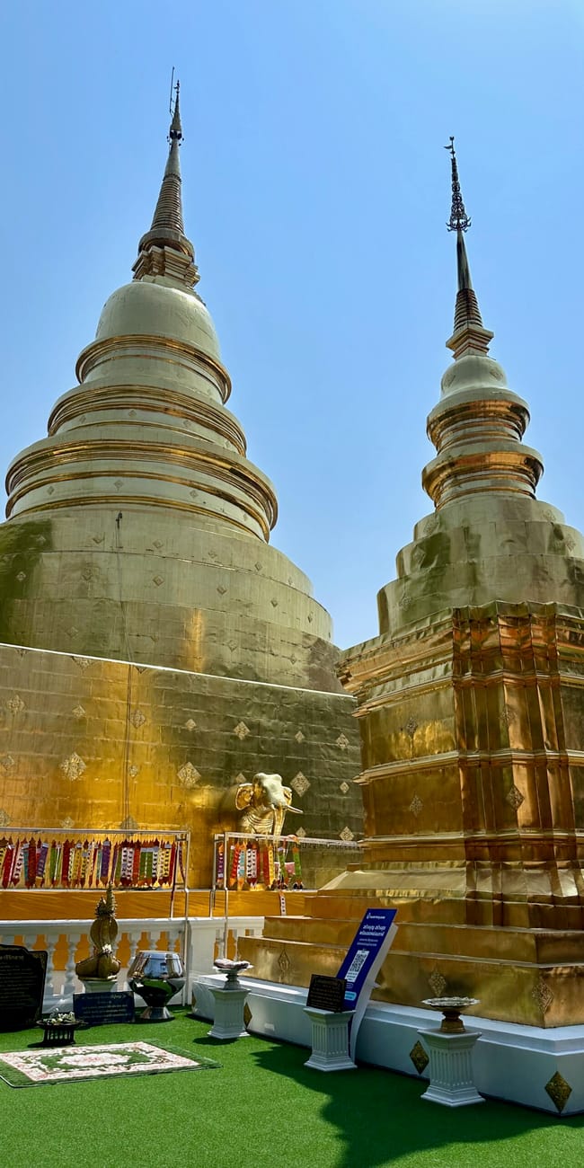 Wat phra w chiang mai z dwoma złotymi stupami i niebem w tle