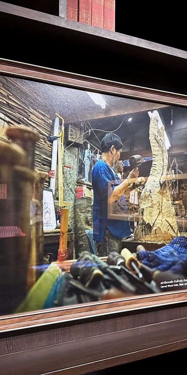 Chiang mai city arts: framed zdjęcie rzemieślnika rzeźbiącego w drewnie w warsztacie.