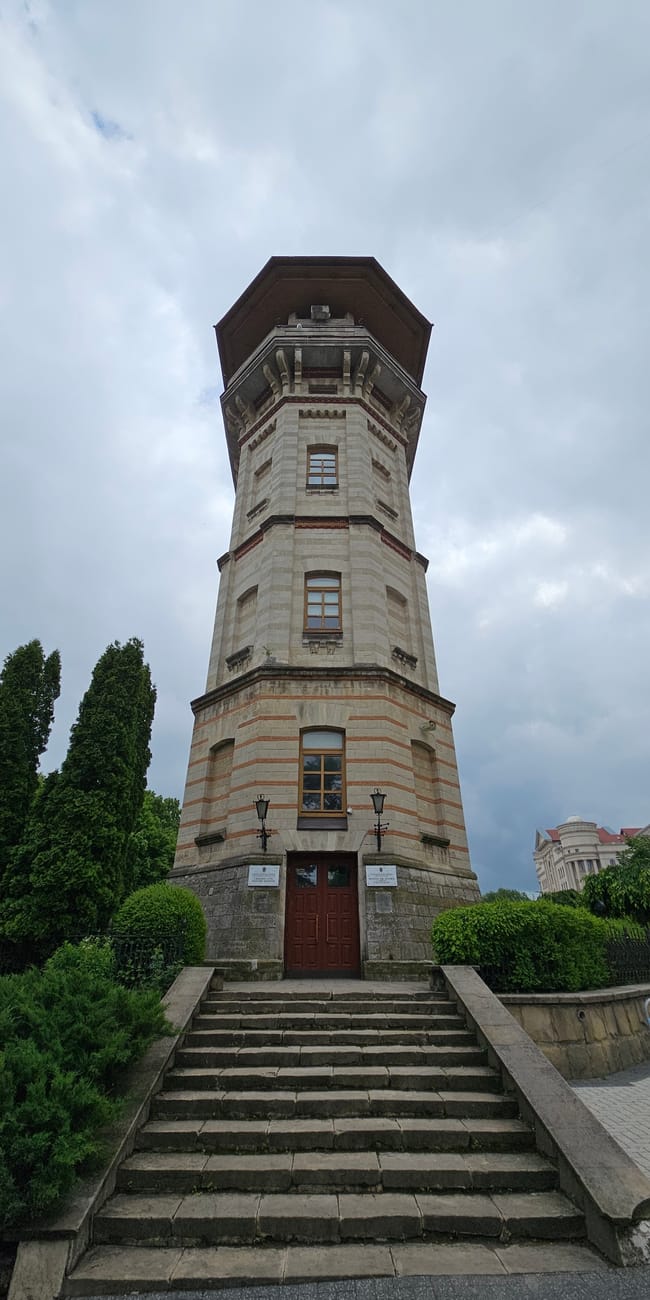 Chisinau city history museum w kiszyniowie, wieża z kamiennymi schodami i otaczającą zielenią