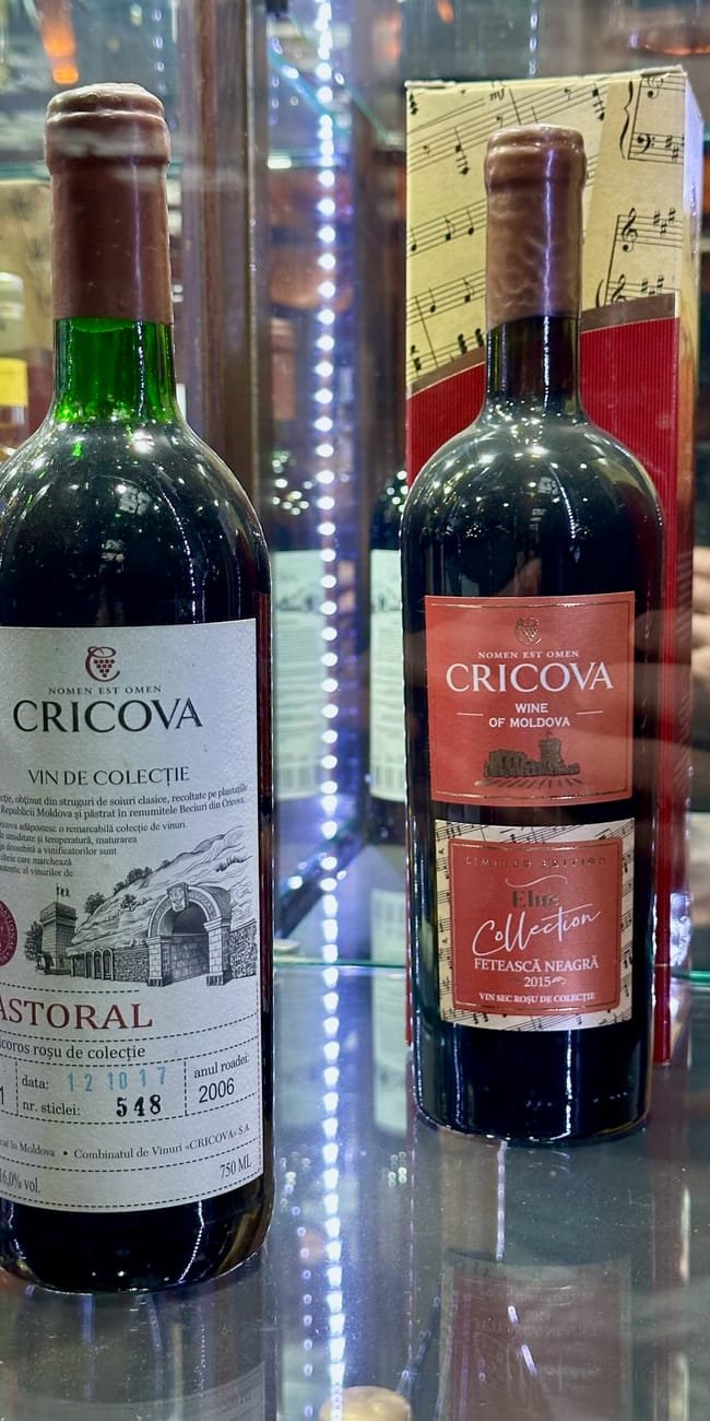 Butelki wina cricova z mołdawii na ekspozycji w cricova wine.
