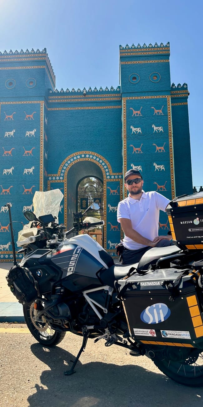 Brama isztar w babilonie z motocyklistą i wyprawowym bmw gs.