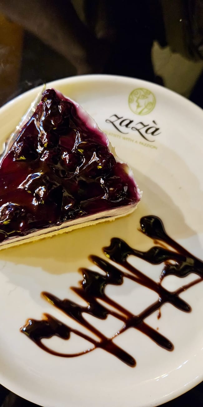 Kawałek ciasta w zaza cafe w bagdadzie z ciemnym sosem na talerzu