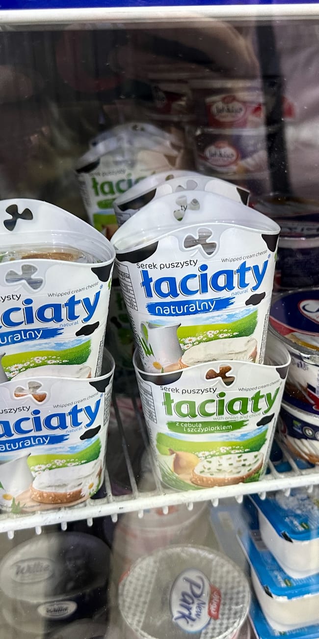 Polskie sery i nabiał w sklepie spożywczym w bagdadzie.