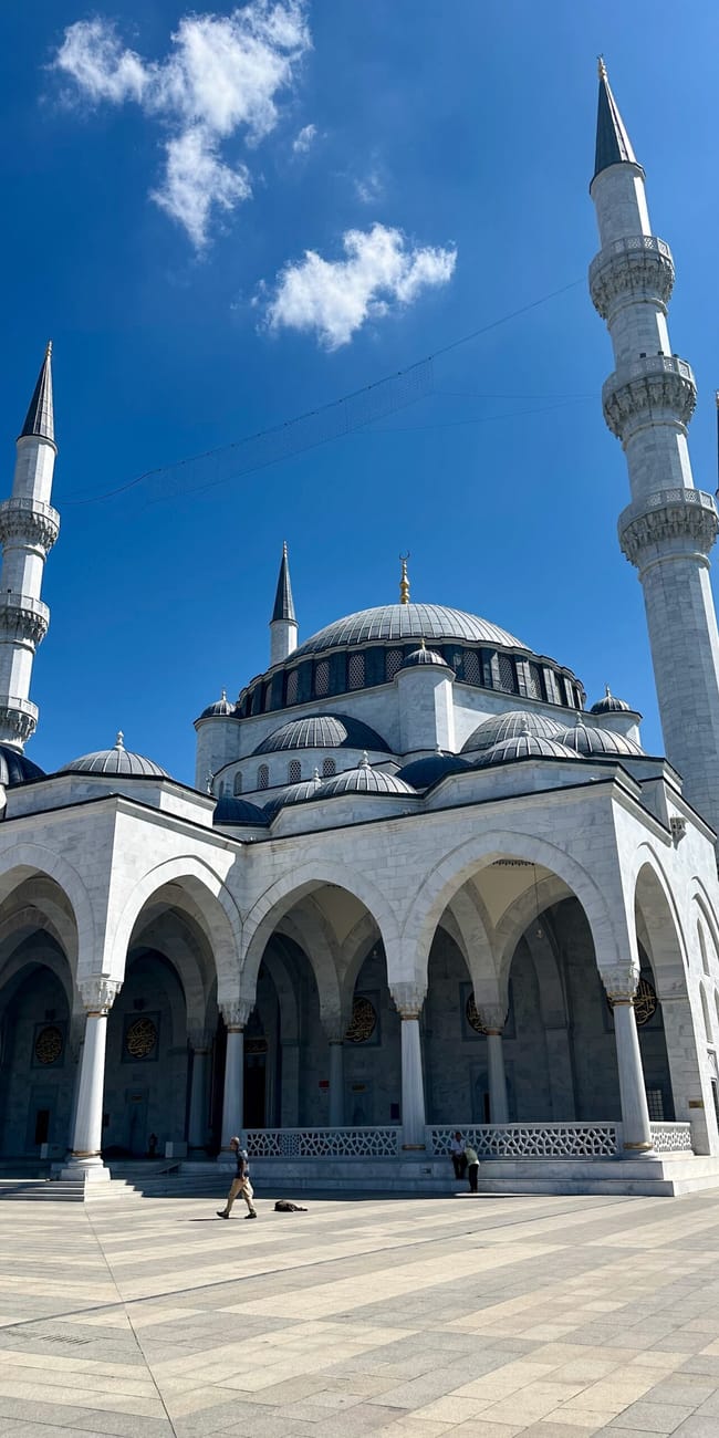 Melike hatun cami w ankarze z czterema minaretami pod błękitnym niebem