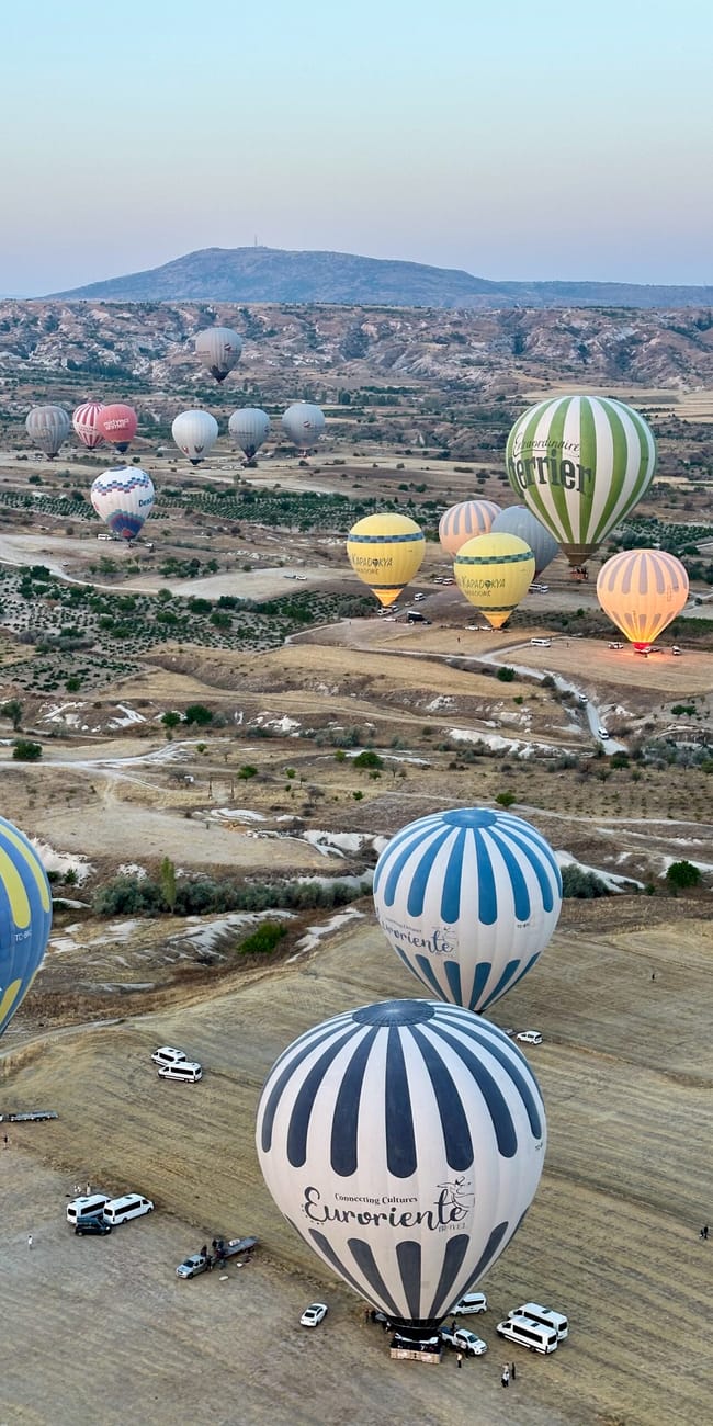 Balony nad goreme o poranku w turcji