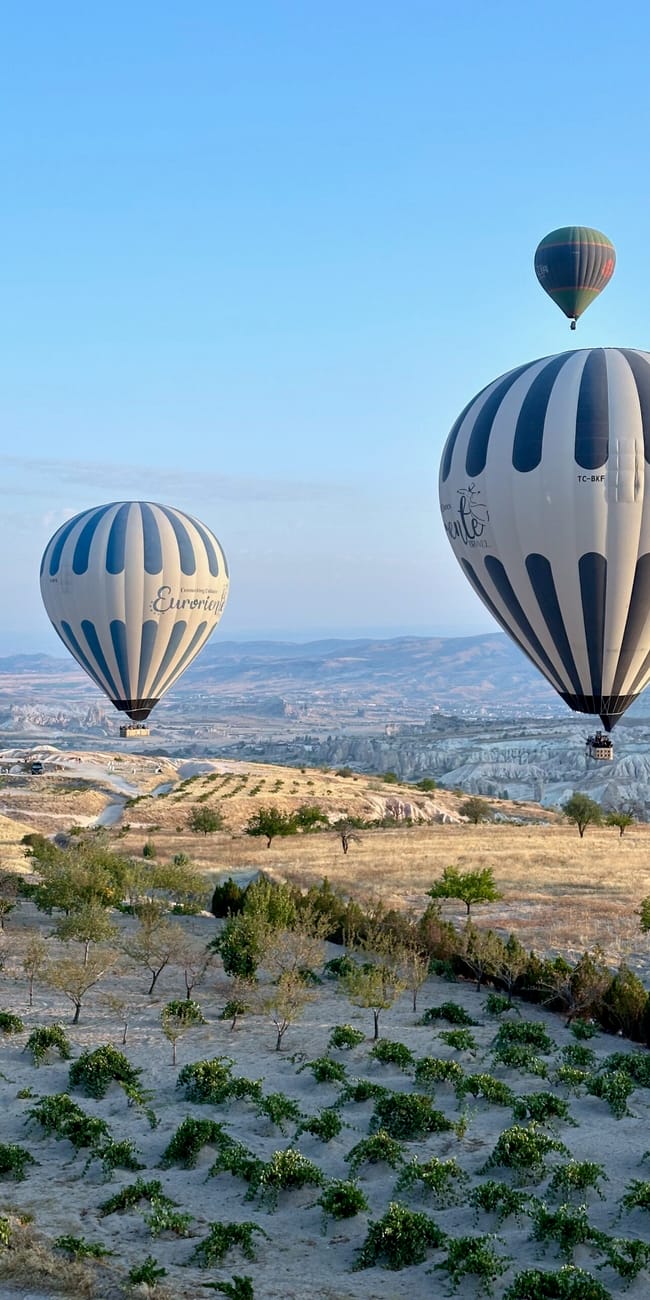 Balony na ogrzane powietrze nad göreme o poranku w turcji