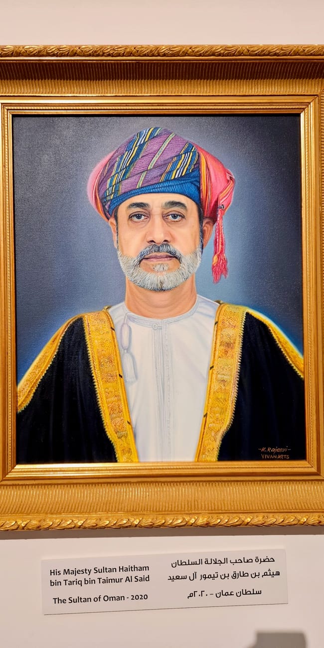 Portret sułtana omanu hajthama ibn tarika w bait al zubair w muskacie, w złotej ramie.