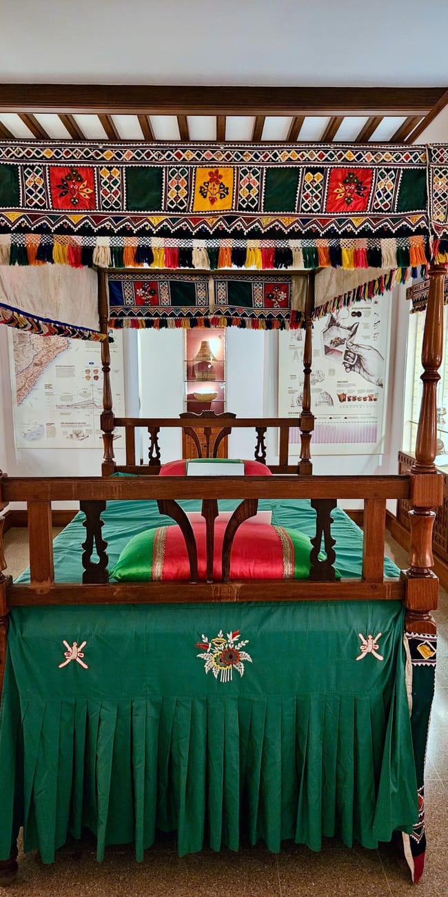 Tradycyjne dekorowane łóżko z baldachimem w muzeum bait al zubair w maskacie, oman.