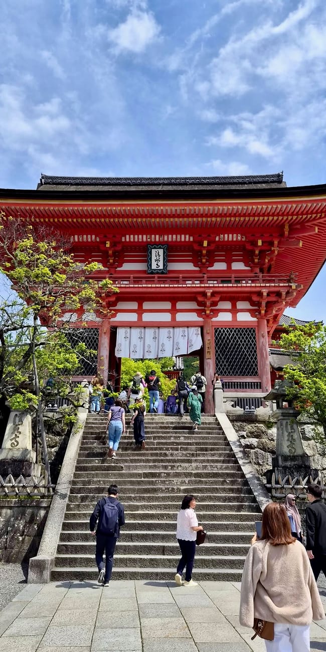 Brama w kiyomizu-dera w kioto z wchodzącymi turystami