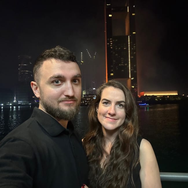 Para z panoramą manamy w bahrajnie nocą podczas sylwestra