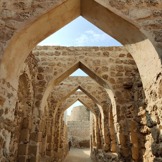 Bahrain fort w bahrajnie, kamienny korytarz z ostrołukowymi sklepieniami