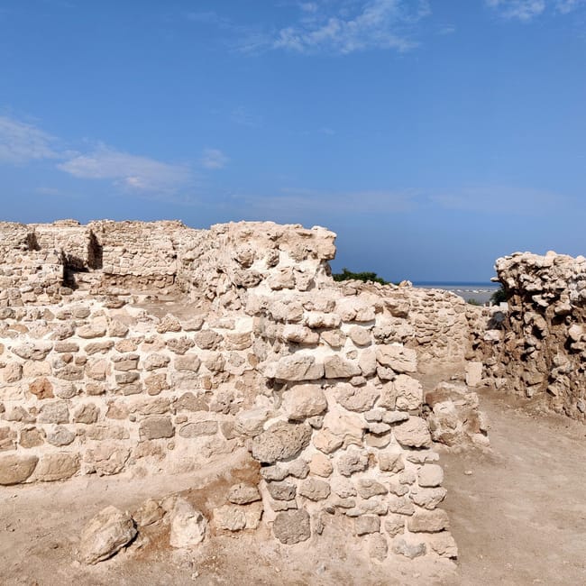 Ruiny bahrain fort na tle morza i błękitnego nieba