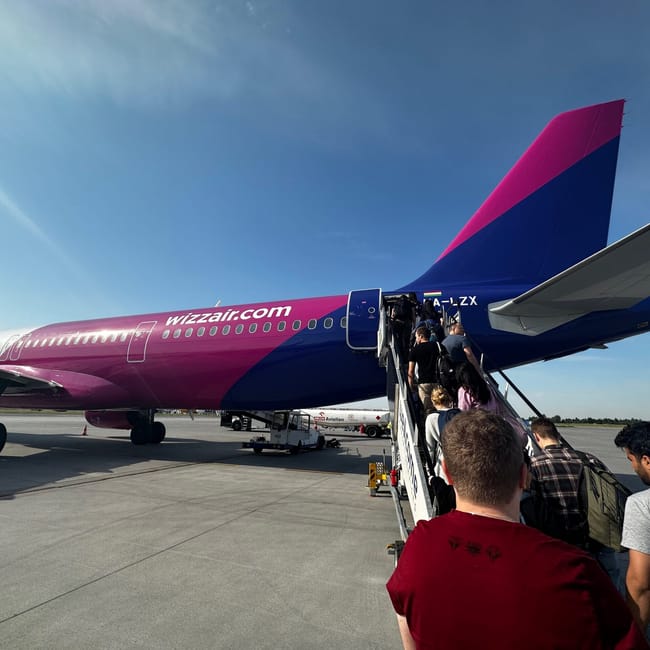 Pasażerowie wchodzą na pokład samolotu wizz air na lotnisku w arabii saudyjskiej