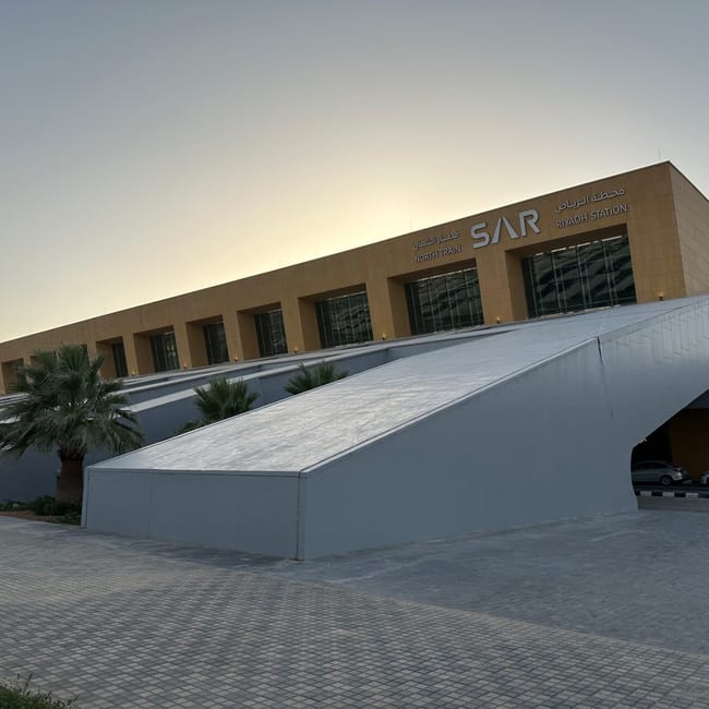 Dworzec kolejowy riyadh station w arabii saudyjskiej z podjazdem i palmami o zachodzie słońca