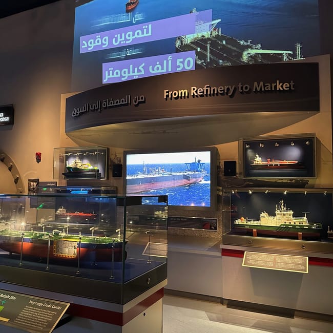 Ekspozycja ithra w dammam: modele tankowców i plansza „from refinery to market”.