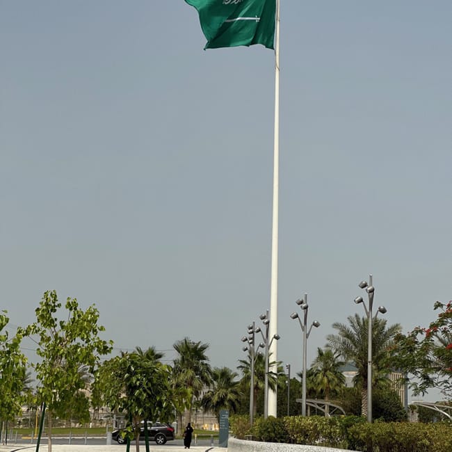Wysoka flaga arabii saudyjskiej nad placem ithra w dammam.