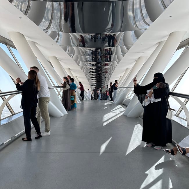 Wnętrze tarasu widokowego kingdom centre tower w rijadzie z turystami przy przeszklonej balustradzie