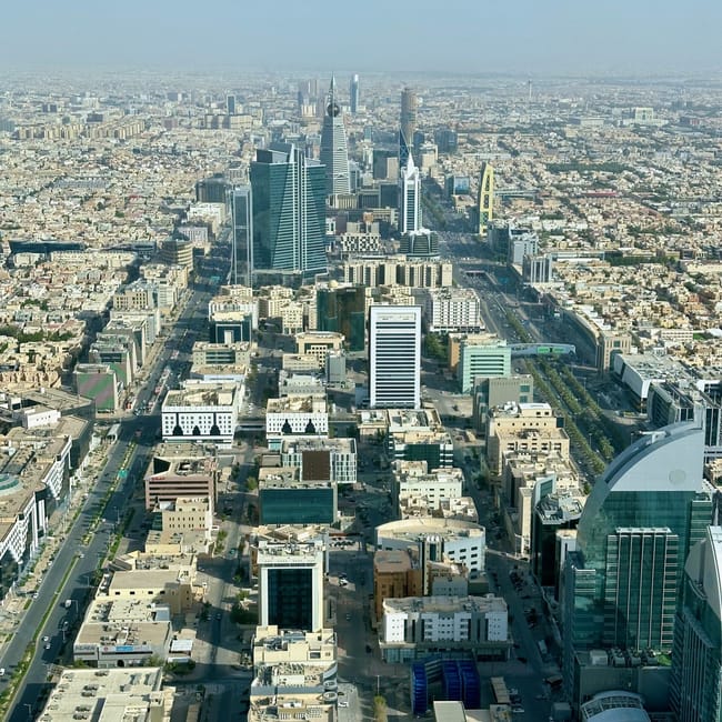 Panorama rijadu z kingdom centre tower i wieżowcami w centrum miasta