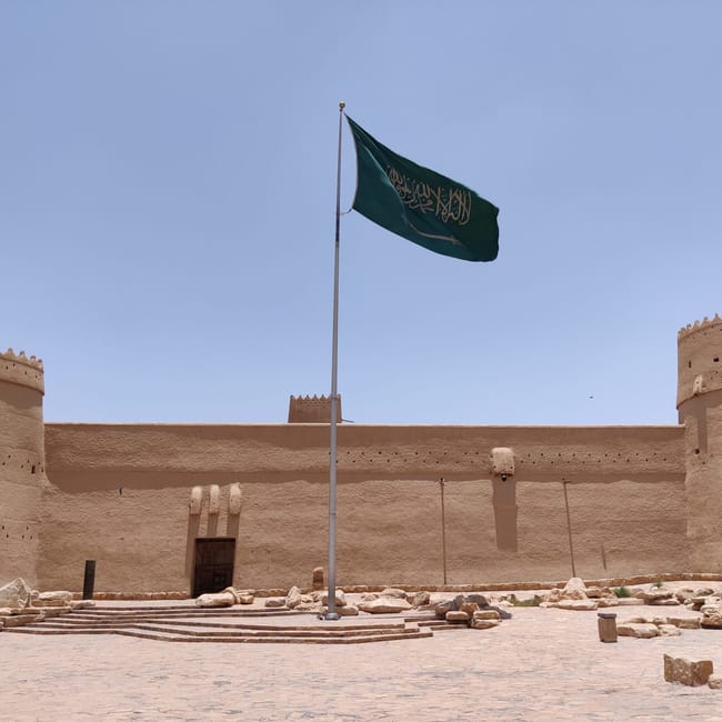 Fortece al masmak museum w rijadzie z flagą arabii saudyjskiej na maszcie