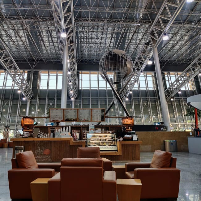 Wnętrze stacji sar railway station w arabii saudyjskiej z kawiarnią i metalową konstrukcją sufitu