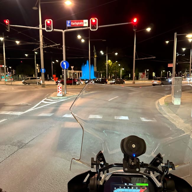 Nocny widok na karlsplatz w wiedniu z motocykla, ze światłami ulicznymi i fontanną w tle