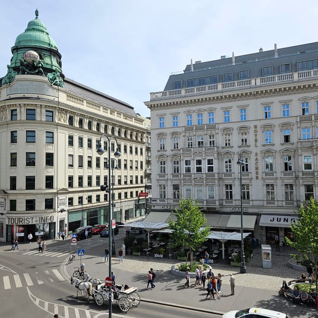 Wiedeń: zabytkowe kamienice, kawiarniany plac i dorożka w centrum miasta