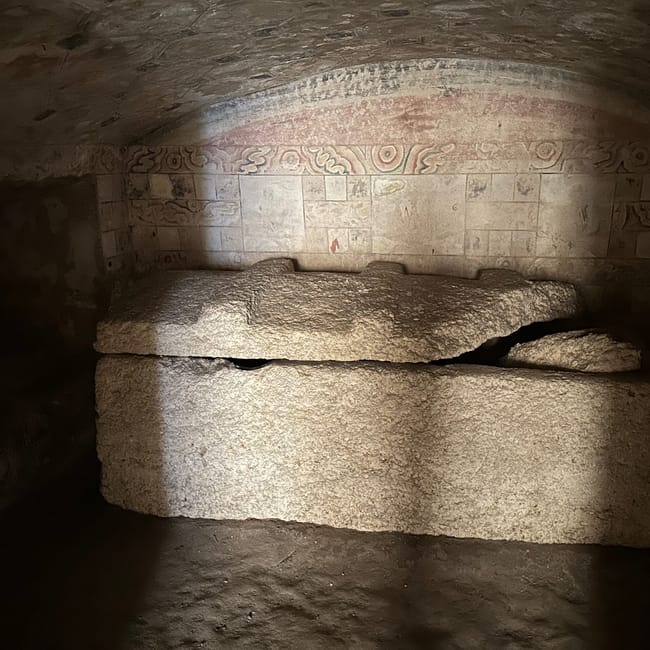 Wnętrze grobowca anfushi tombs w aleksandrii z kamiennym sarkofagiem.