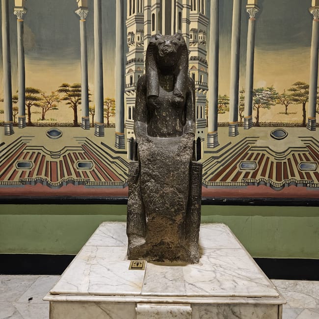 Posąg sekhmet w cairo national military museum w kairze, na marmurowym cokole.