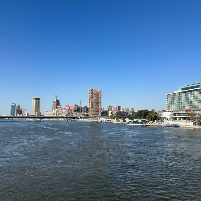 Most qasr el nil w kairze nad nilem, z panoramą miasta i hotelami.