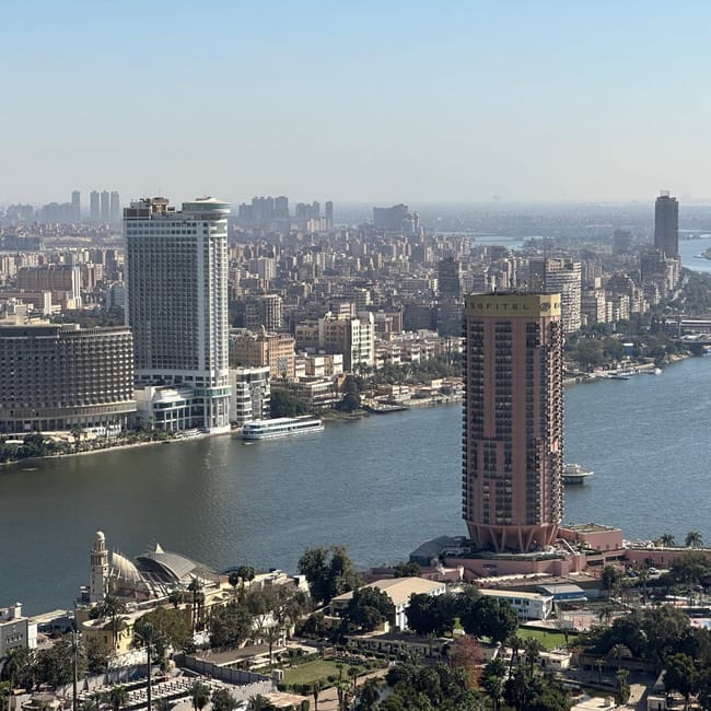Kair, wieża cairo tower nad nilem i panoramą miasta
