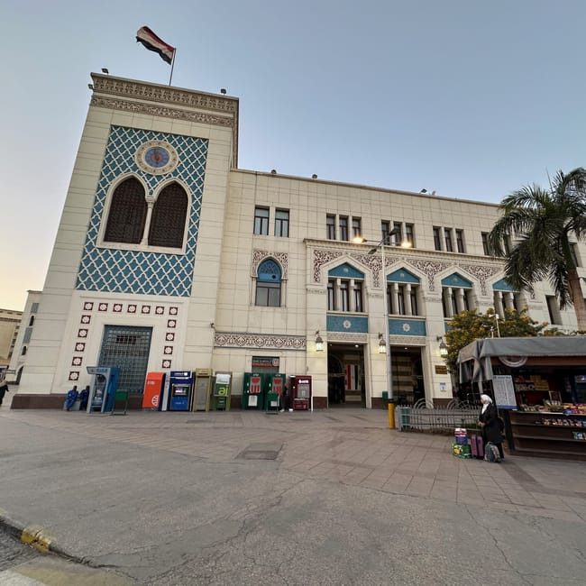 Dworzec cairo ramsis w kairze z egipską flagą i ozdobną fasadą.