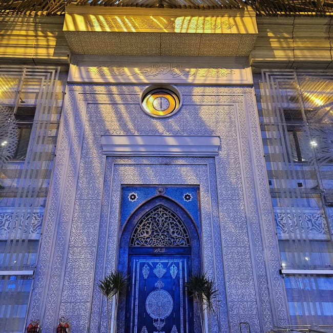 Wejście do dworca cairo ramsis station w kairze z bogato zdobioną, niebieską fasadą i zegarem