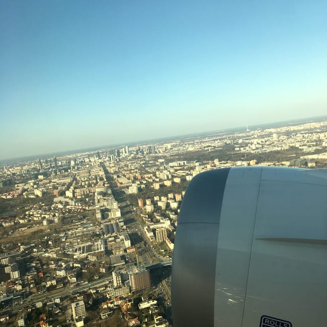 Widok z samolotu na miasto i silnik rolls-royce na skrzydle