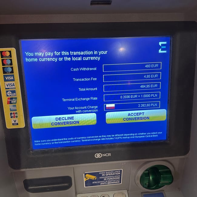 Bankomat w berlinie z ekranem opłaty za przewalutowanie transakcji.