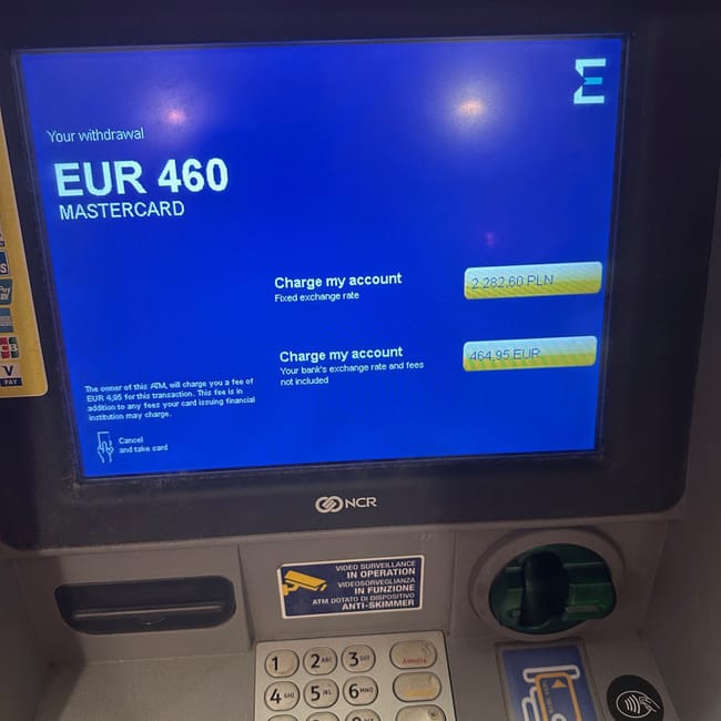 Bankomat w berlinie pokazuje wypłatę 460 eur i opłatę za przewalutowanie.