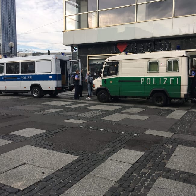 Radiowozy policji przed budynkiem z napisem i love berlin w berlinie.