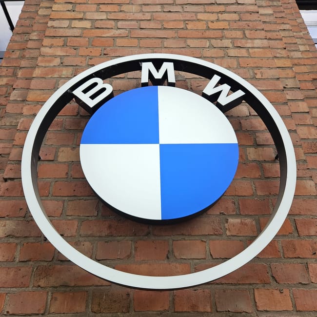 Logo bmw na ceglanej ścianie
