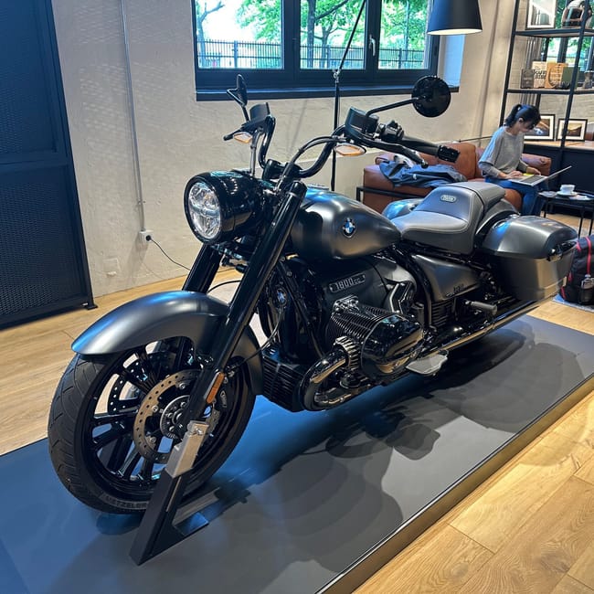 Bmw r18 roctane w salonie bmw motorrad werk w berlinie
