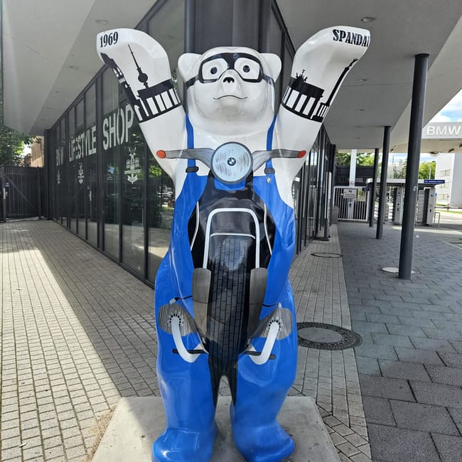 Bmw motorrad werk w berlinie: kolorowy miś z motywem skutera przy wejściu