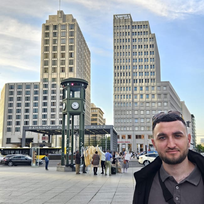 Berlin potsdamer platz z wieżowcami, zegarem i stacją kolejową w tle