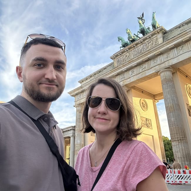 Para przy bramie brandenburskiej w berlinie.
