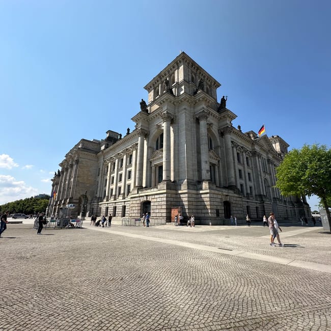 Bundestag w berlinie widziany od strony placu w słoneczny dzień