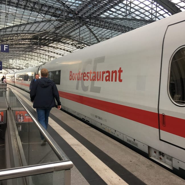 Pociąg ice na dworcu berlin hauptbahnhof z tablicą bordrestaurant.