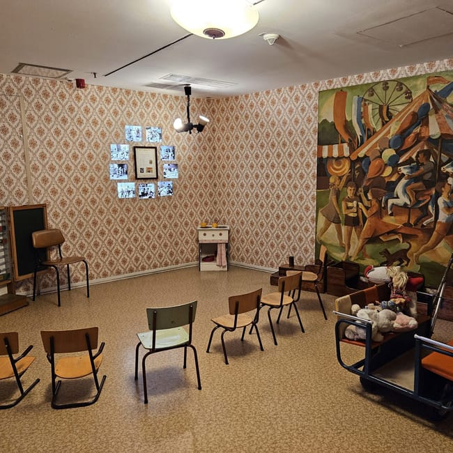Ekspozycja w berlin ddr museum z meblami i zabawkami z epoki nrd.