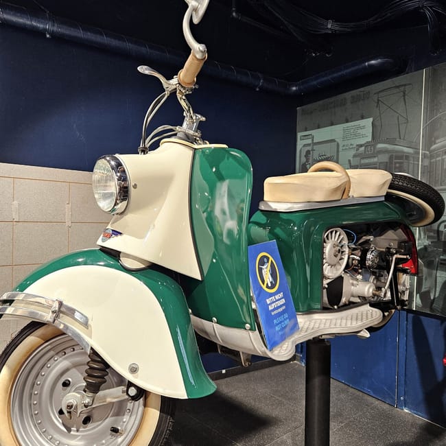 Skuter z odsłoniętym silnikiem w ddr museum w berlinie