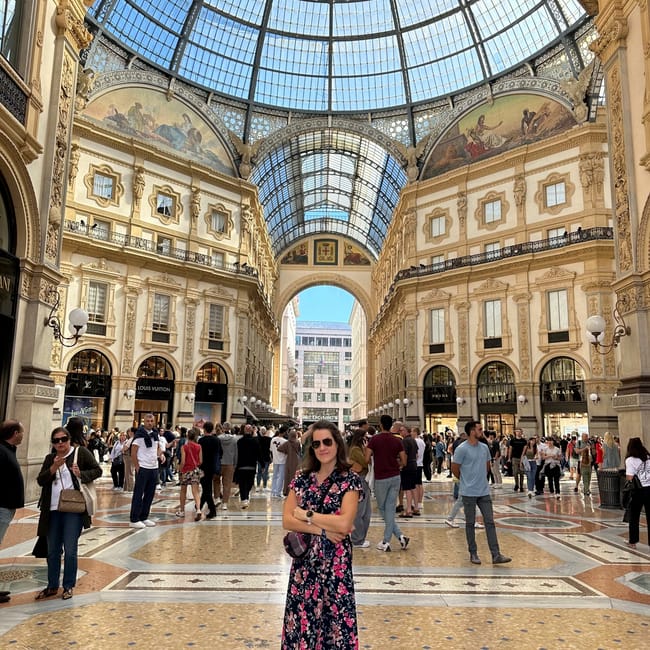 Galleria vittorio emanuele ii w mediolanie z kopułą szklaną i tłumem turystów.