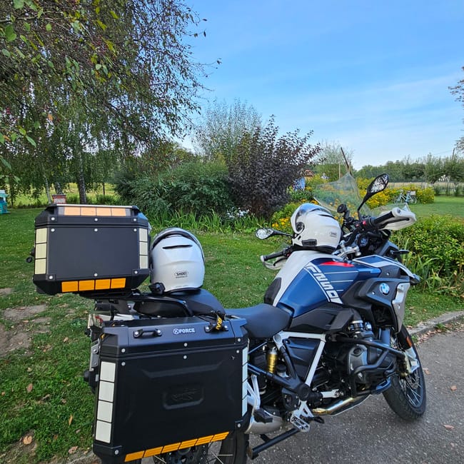 Motocykl bmw z kuframi zaparkowany w zalipiu.